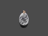 un pendentif en marbre blanc et noir muni d'un fermoir en or