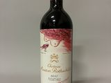 la bouteille de vin rouge est posée sur la table