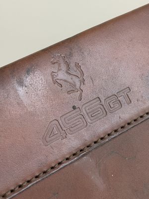 Le portefeuille en cuir marron est orné d'un cheval vu de profil.