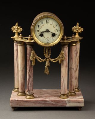 GARNITURE de CHEMINEE comprenant une PENDULE portique et une…