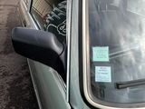 une voiture sur laquelle est collé un autocollant sur la vitre latérale