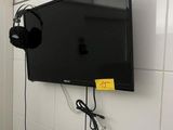une télévision à écran plat fixée au mur de la salle de bains