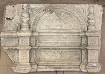 une plaque en pierre fixée au mur d'un immeuble