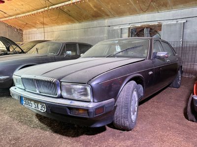 trois voitures garées les unes à côté des autres dans un garage