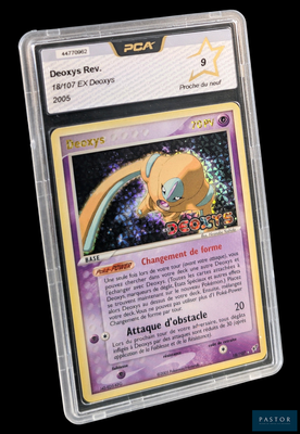 un gros plan sur une carte à collectionner Pokémon dans un étui en plastique