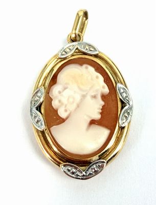 une image représentant le profil d'une femme, sous la forme d'un pendentif camée doré et blanc