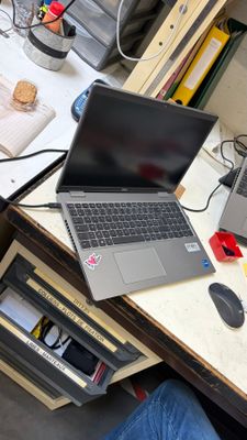 deux ordinateurs portables posés sur une table