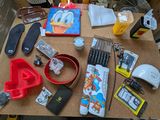 une table sur laquelle se trouvent de nombreux objets