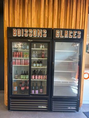 deux glacières remplies de bière dans un magasin