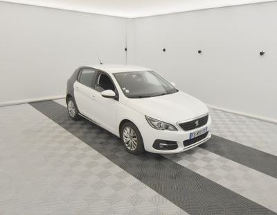 la photo d'une voiture blanche garée dans un garage