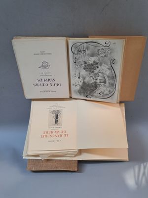 plusieurs livres sont empilés sur une table