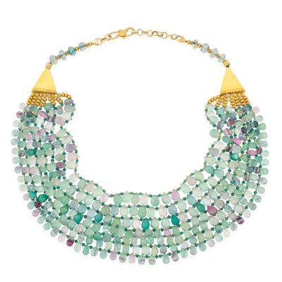 un collier à plusieurs rangs composé de perles vertes et violettes
