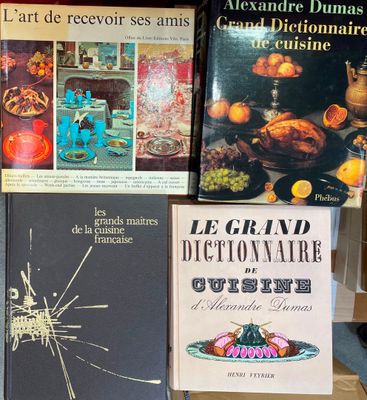 plusieurs livres sont empilés sur une table