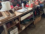 un établi dans un garage, sur lequel sont posés de nombreux outils