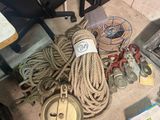 un tas de cordes et d'autres objets par terre