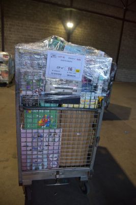 un panier d'achat contenant beaucoup d'articles