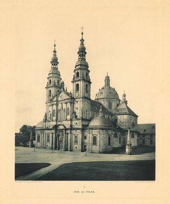 photographie en noir et blanc d'un grand bâtiment doté de deux tours