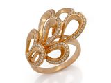 une bague en or avec des diamants sur fond blanc