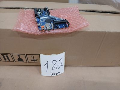 une boîte en carton sur laquelle est posé un petit appareil électronique