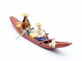 deux figurines représentant un homme et une femme dans un bateau