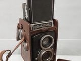 un vieil appareil photo posé sur une boîte