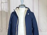 une veste posée sur un mannequin devant un mur blanc