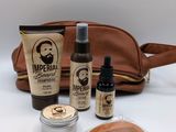 une photo d'un kit de soins pour homme comprenant une brosse à barbe, un peigne et une trousse