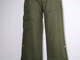 un gros plan sur un mannequin portant un pantalon vert