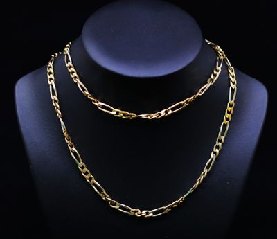 un collier à chaîne en or sur un mannequin mannequin mannequin mannequin mannequin mannequin mannequin mannequin mannequin mannequin