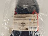 emballage d'une paire de chaussettes rouges et noires dans un sac en plastique
