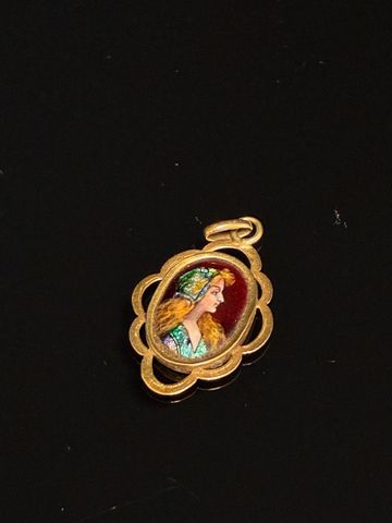 Pendentif en or 18 carats décor d’un émail peint sur cuivre « pro...