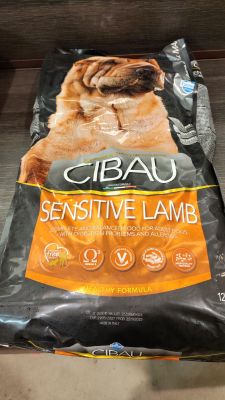 un gros plan sur un sac de croquettes posé sur une table