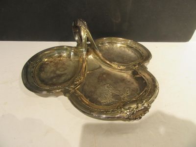 une assiette en argent posée sur une table, avec une cuillère dessus