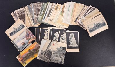 un lot de vieilles cartes postales posées sur une table