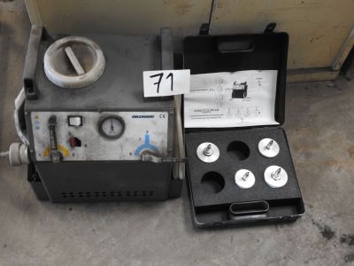 une image représentant une boîte sur laquelle se trouvent des appareils électriques