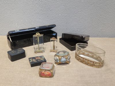 un grand nombre d'objets différents posés sur une table