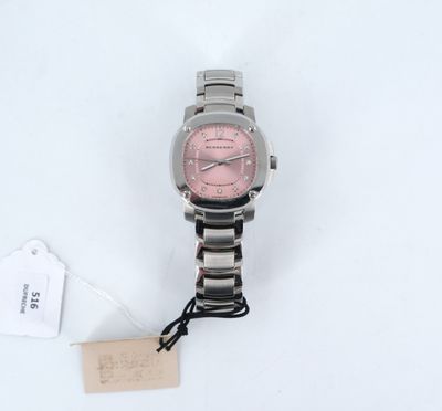 la montre possède un cadran rose