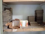 une boîte en carton posée sur une étagère dans une pièce