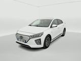 une voiture blanche dans une pièce blanche au sol blanc