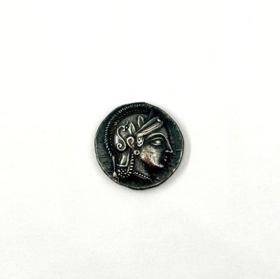 une image représentant une pièce d'argent sur laquelle figure un visage