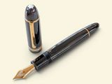 une image représentant un stylo-plume et une balle sur un fond blanc