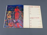 un livre sur lequel figure la photo d'une femme en robe rouge