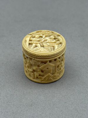 une boîte chinoise ancienne en ivoire sculpté, dont le couvercle représente une scène