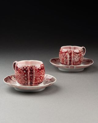 deux tasses et soucoupes ornées de motifs rouges et blancs