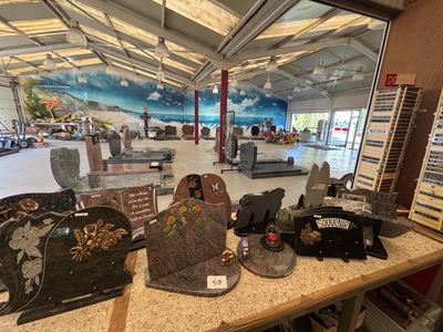 de nombreux types de pierres tombales exposées dans un magasin