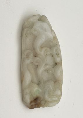 un morceau de marbre blanc posé sur une surface blanche
