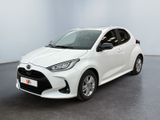 une Toyota Yaris blanche garée dans une pièce blanche