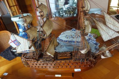 une maquette de voilier posée sur une table