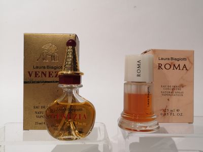 un flacon de parfum à côté d'un coffret de parfum