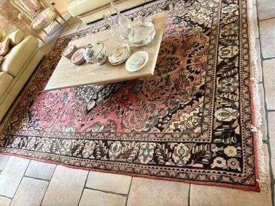 un grand tapis posé au sol dans le salon